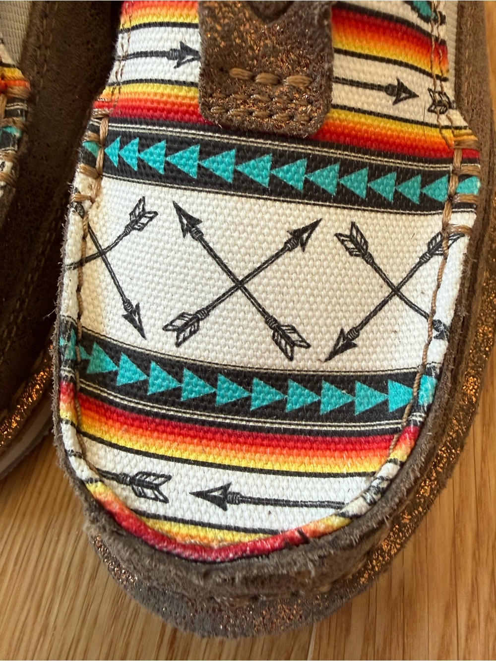 Ariat Women’s Cruiser Slip-On Loafer | Rose Gold Aztec Arrow Print | Size 6 NWT - Picture 3 of 7